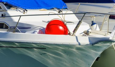 bir liman, sıcak bir günde ve bir marina, mavi gökyüzü, rekreasyon mavi su closeup bir yat, yat ve motorlu tekneler demirli