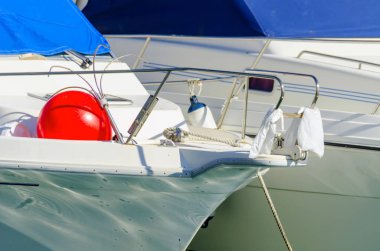 bir liman, sıcak bir günde ve bir marina, mavi gökyüzü, rekreasyon mavi su closeup bir yat, yat ve motorlu tekneler demirli