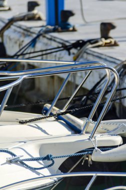 bir liman, sıcak bir günde ve bir marina, mavi gökyüzü, rekreasyon mavi su closeup bir yat, yat ve motorlu tekneler demirli