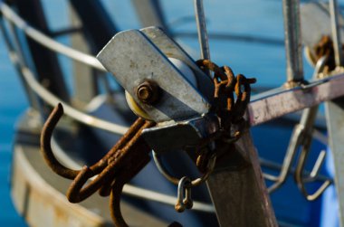 bir balıkçı teknesi üzerinden bir öğede yakın çekim, bir kesici bir limanda deniz sanayi demirli