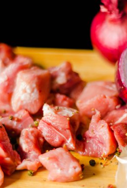 çiğ et, domuz eti, kırmızı et, mutfağının yemek için hazırlanan parçalara