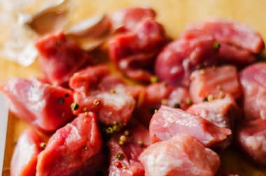 çiğ et, domuz eti, kırmızı et, mutfağının yemek için hazırlanan parçalara