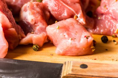 çiğ et, domuz eti, kırmızı et, mutfağının yemek için hazırlanan parçalara