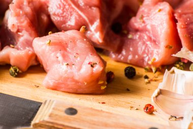 çiğ et, domuz eti, kırmızı et, mutfağının yemek için hazırlanan parçalara