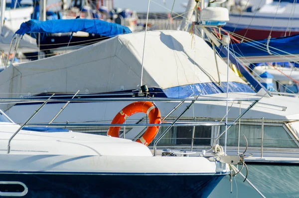 Zbliżenie Jacht Jachty Łodzie Motorowe Zakotwiczony Porcie Gorący Dzień Niebieska — Zdjęcie stockowe