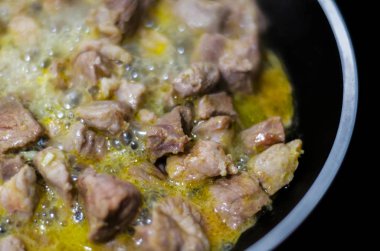 Tereyağı kızarmış parçalar halinde kesilmiş sulu domuz eti, kırmızı et bir tavada hazırlanan yemek