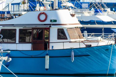 Yatlar ve motorlu tekneler unsurları üzerinde closeup Limanda demirli Harbor, sıcak gün marina