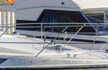 Yatlar ve motorlu tekneler unsurları üzerinde closeup Limanda demirli Harbor, sıcak gün marina