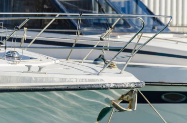 Yatlar ve motorlu tekneler unsurları üzerinde closeup Limanda demirli Harbor, sıcak gün marina