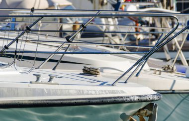 Yatlar ve motorlu tekneler unsurları üzerinde closeup Limanda demirli Harbor, sıcak gün marina