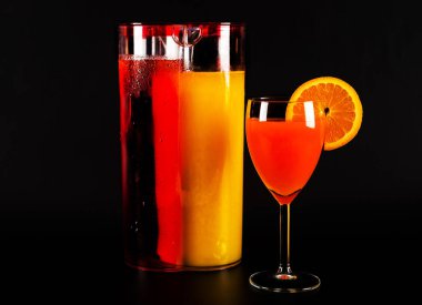 Campari likör ve portakal suyu, ünlü İtalyan içki serinletici kokteyl dayalı, içki karışımı