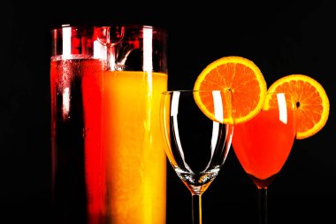 Campari likör ve portakal suyu, ünlü İtalyan içki serinletici kokteyl dayalı, içki karışımı