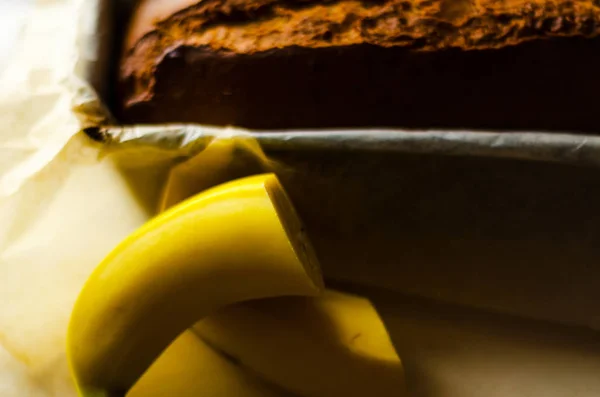 Bolo Banana Fresco Assado Com Nozes Pão Banana Forma Cozimento — Fotografia de Stock