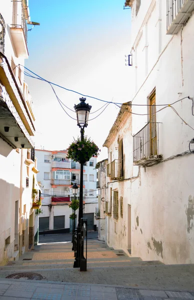 Güzel Güzel Sokak Dar Yol Beyaz Duvarları Binalar Spanyol Mimarisi — Stok fotoğraf