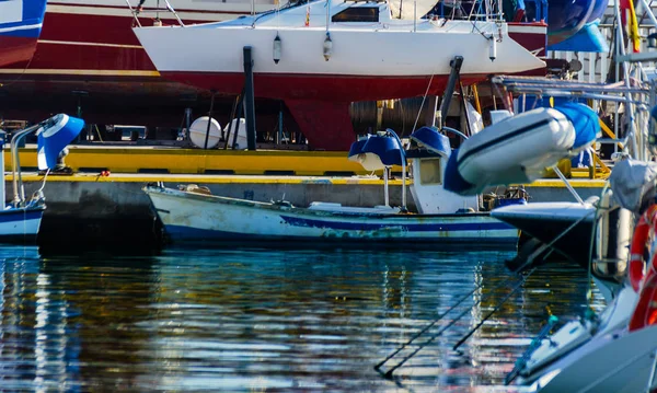 Yatlar Motorlu Tekneler Unsurları Üzerinde Closeup Limanda Demirli Harbor Sıcak — Stok fotoğraf