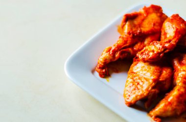 Marine bir barbekü sosu, bir tipik Amerikan Aperatif, lezzetli yemek tavuk kanadı