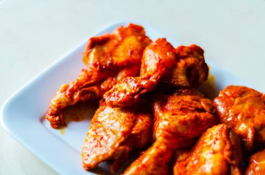 Marine bir barbekü sosu, bir tipik Amerikan Aperatif, lezzetli yemek tavuk kanadı