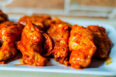 Marine bir barbekü sosu, bir tipik Amerikan Aperatif, lezzetli yemek tavuk kanadı