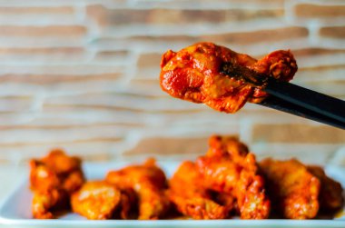 Marine bir barbekü sosu, bir tipik Amerikan Aperatif, lezzetli yemek tavuk kanadı