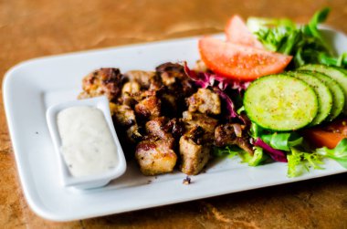 domuz eti, marul, domates ve salatalık beyaz tabakta bir dalış, sağlıklı yemek lezzetli yemek