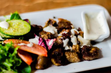 domuz eti, marul, domates ve salatalık beyaz tabakta bir dalış, sağlıklı yemek lezzetli yemek