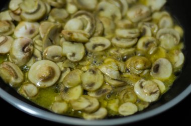 bir tavada tereyağında kızartılmış mantar dilimlenmiş, vejetaryen tabağı, sağlıklı snack
