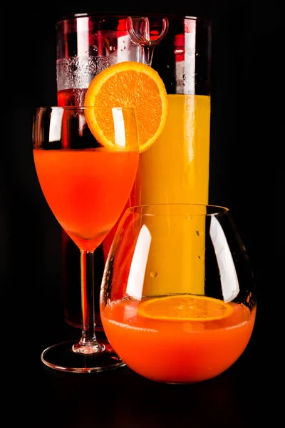 鸡尾酒为基础的坎帕里利口酒和橙汁 著名的意大利清凉饮料 混合饮料 — 图库照片