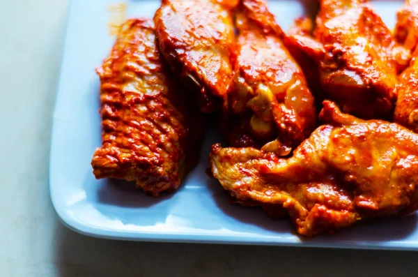 鸡翅腌制在烧烤酱 典型的美国小吃 美味的食物 — 图库照片