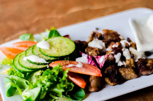 Ízletes Étel Sertéshús Saláta Paradicsom Uborka Dip Egészséges Étkezés Fehér — Stock Fotó