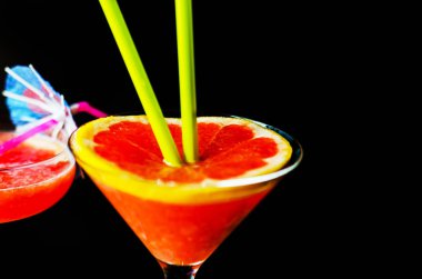 bir bardak içki olgun pomelo meyve sağlıklı güler yüzlü pomelo, pembe içecek bir dilim ile dekore edilmiştir.