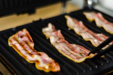 lezzetli domuz pastırması ince dilim kızarmış ızgara, gevrek ve narin et, meze