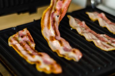 lezzetli domuz pastırması ince dilim kızarmış ızgara, gevrek ve narin et, meze