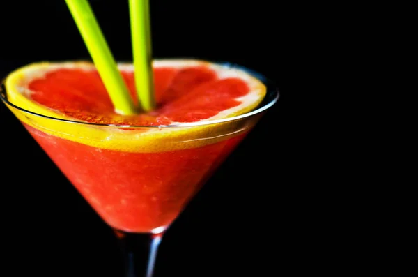 ザボン ピンクの飲み物のスライスで飾られた健康ドリンク グラスで熟したポメロ フルーツ スムージー — ストック写真