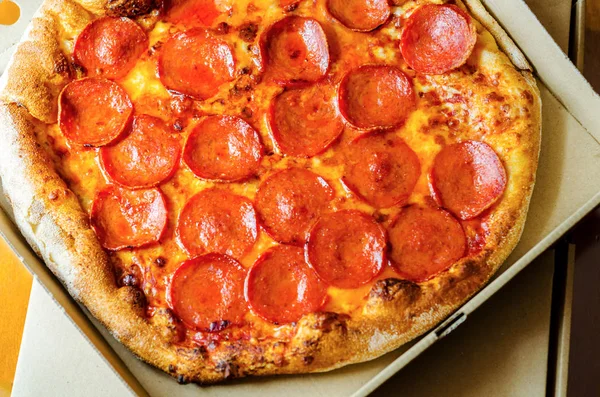 Délicieuse Pizza Carton Pizza Livrée Chez Vous Dans Emballage Spécial — Photo