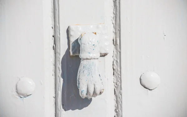 Tür Mit Messingklopfer Form Einer Hand Schöner Eingang Zum Haus — Stockfoto