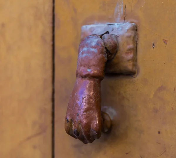 Dveře Mosazným Klepadlem Tvaru Ruky Krásný Vstup Domu Archivní Výzdoba — Stock fotografie