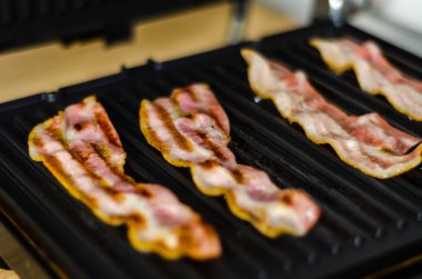 lezzetli domuz pastırması ince dilim kızarmış ızgara, gevrek ve narin et, meze