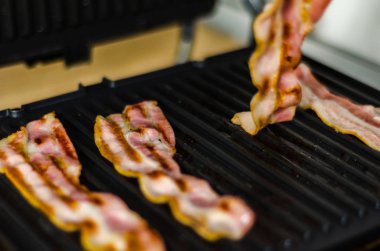 lezzetli domuz pastırması ince dilim kızarmış ızgara, gevrek ve narin et, meze