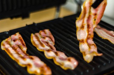 lezzetli domuz pastırması ince dilim kızarmış ızgara, gevrek ve narin et, meze