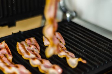 lezzetli domuz pastırması ince dilim kızarmış ızgara, gevrek ve narin et, meze