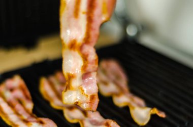 lezzetli domuz pastırması ince dilim kızarmış ızgara, gevrek ve narin et, meze