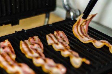 lezzetli domuz pastırması ince dilim kızarmış ızgara, gevrek ve narin et, meze