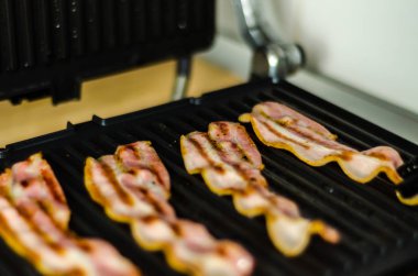 lezzetli domuz pastırması ince dilim kızarmış ızgara, gevrek ve narin et, meze