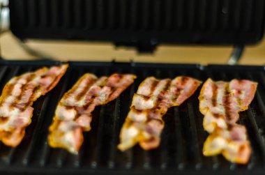 lezzetli domuz pastırması ince dilim kızarmış ızgara, gevrek ve narin et, meze