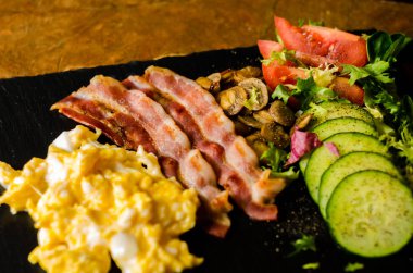 Sahanda yumurta pastırma ile mantar servis salata, domates, salatalık, kahvaltı seti