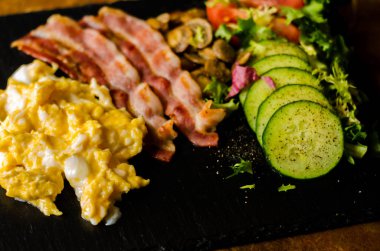 Sahanda yumurta pastırma ile mantar servis salata, domates, salatalık, kahvaltı seti