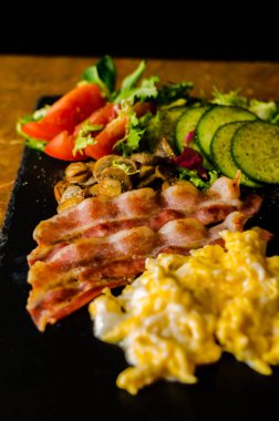 Sahanda yumurta pastırma ile mantar servis salata, domates, salatalık, kahvaltı seti