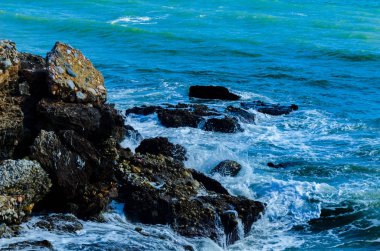 Mavi yaz dalgası ve kayaları ile şaşırtıcı deniz, rahatlatıcı kaya ve su manzarası, doğa