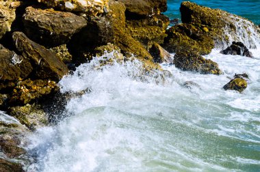 Mavi yaz dalgası ve kayaları ile şaşırtıcı deniz, rahatlatıcı kaya ve su manzarası, doğa