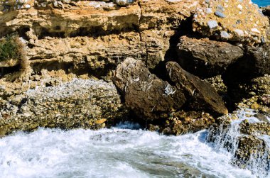 Mavi yaz dalgası ve kayaları ile şaşırtıcı deniz, rahatlatıcı kaya ve su manzarası, doğa